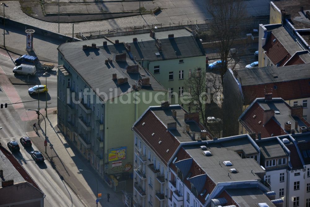 Luftbild Berlin Friedrichshain - Altbau- Mehrfamilienwohnhausreihe an der Markgrafendamm Ecke Stralauer Alle im Stadtteil Friedrichshain in Berlin