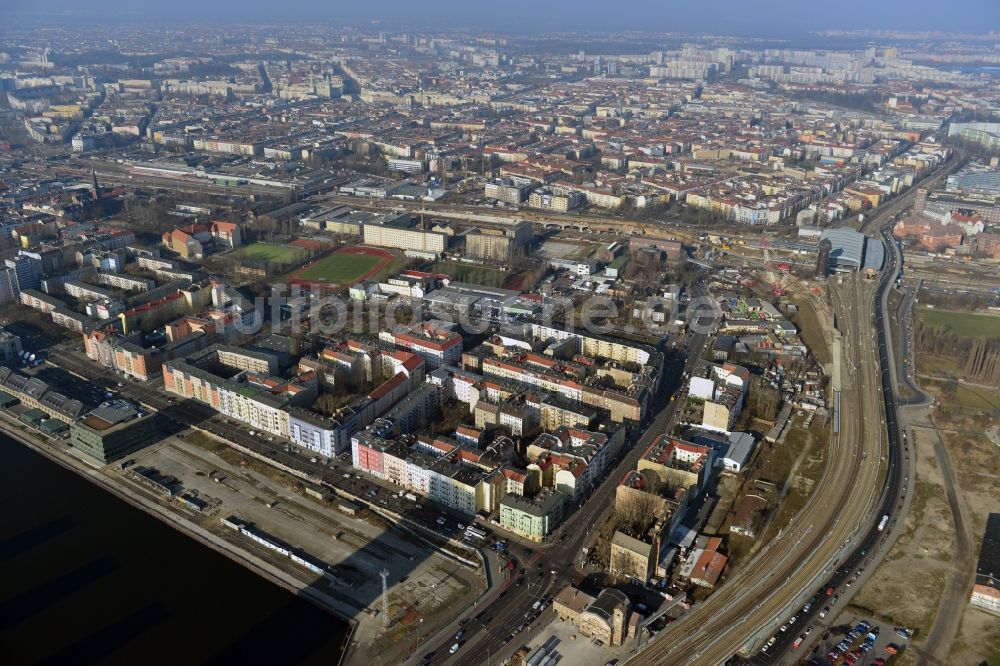 Luftaufnahme Berlin Friedrichshain - Altbau- Mehrfamilienwohnhausreihe an der Markgrafendamm Ecke Stralauer Alle im Stadtteil Friedrichshain in Berlin