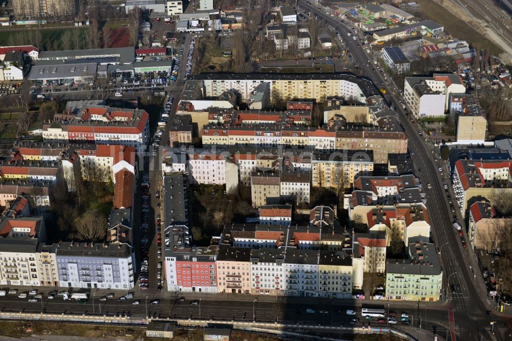 Luftbild Berlin Friedrichshain - Altbau- Mehrfamilienwohnhausreihe an der Markgrafendamm Ecke Stralauer Alle im Stadtteil Friedrichshain in Berlin