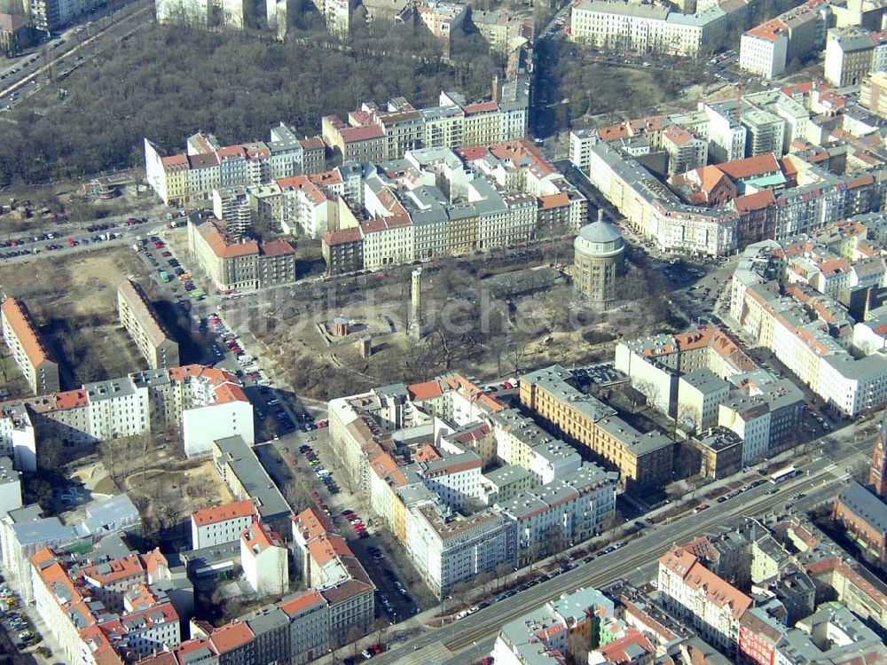 Berlin - PRENZLAUER BERG von oben - Altbauwohngebiet am Wasserturm in Berlin-Prenzlauer Berg. 16.03.03