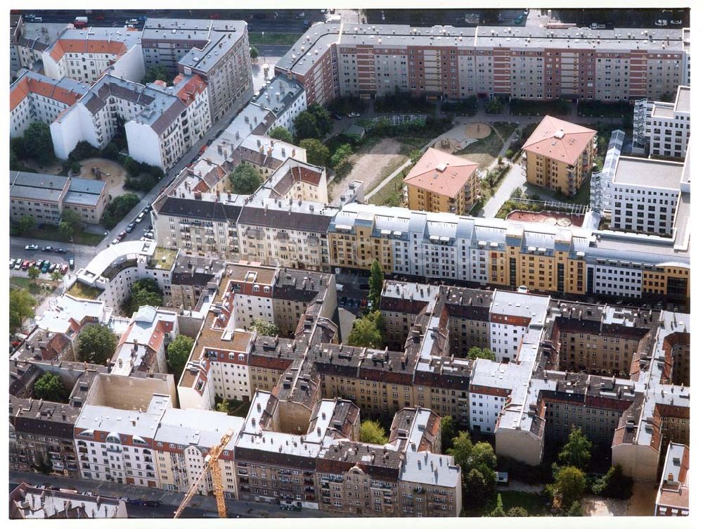 Luftbild Berlin - Friedrichshain - Altbauwohnhäuser Rigaer Straße 60 - 61 der Fa. IKV Wiesbaden in Berlin - Friedrichshain.