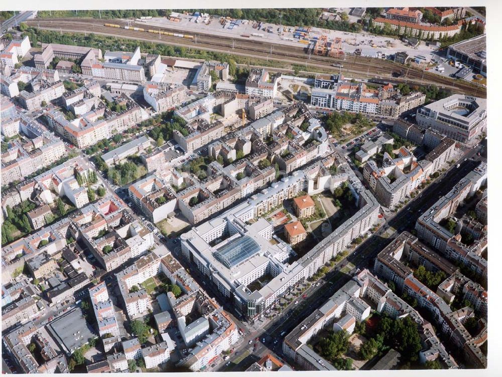 Berlin - Friedrichshain aus der Vogelperspektive: Altbauwohnhäuser Rigaer Straße 60-61 der IKV Wiesbaden in Berlin - Friedrichshain (mit Frankfurter Allee Plaza- Centrum)