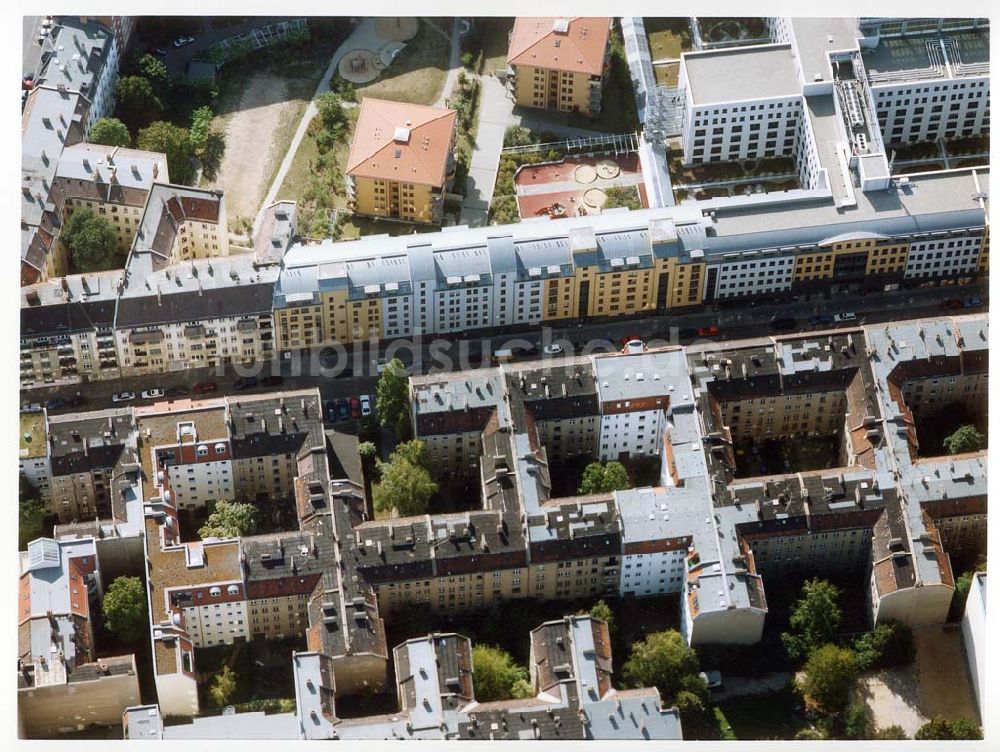 Berlin - Friedrichshain aus der Vogelperspektive: Altbauwohnhäuser Rigaer Straße 60-61 der IKV Wiesbaden in Berlin - Friedrichshain (Nähe Frankfurter Allee Plaza- Centrum)