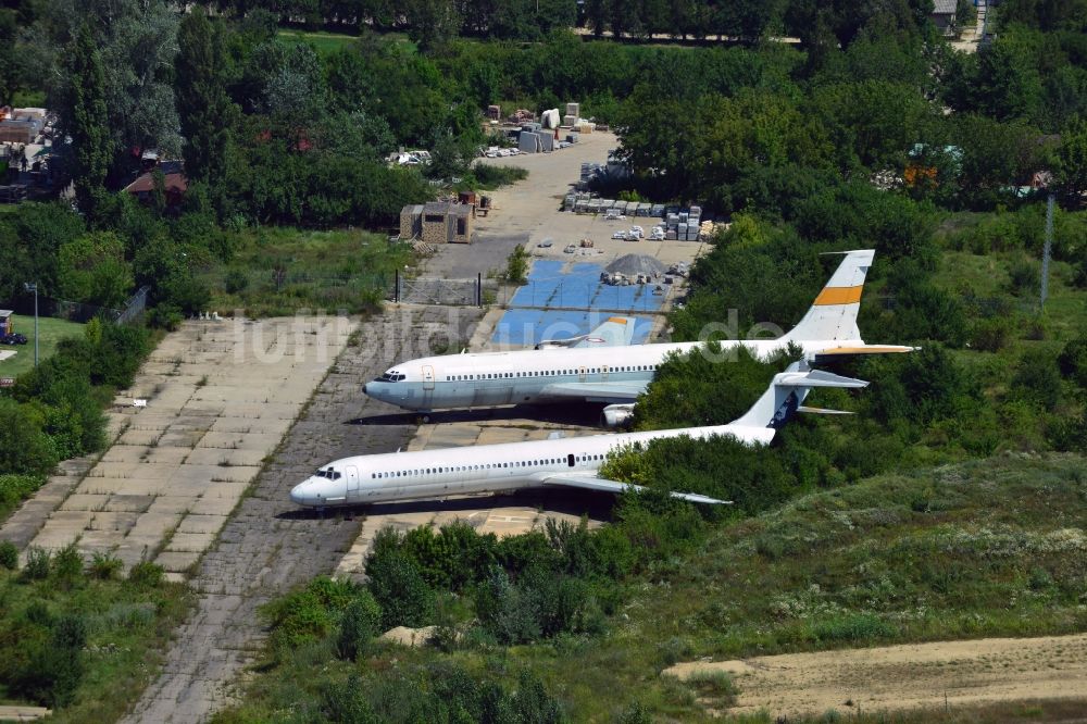 Bukarest aus der Vogelperspektive: Alte Flugzeuge am internationalen Flughafen Baneasa in Bukarest in Rumänien