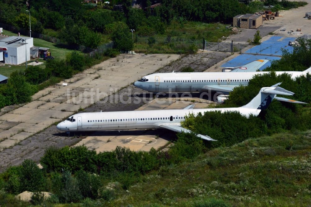 Bukarest von oben - Alte Flugzeuge am internationalen Flughafen Baneasa in Bukarest in Rumänien