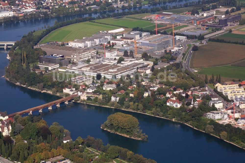 Bad Säckingen von oben - Alte Holzbrücke und Fridolinsinsel in Bad Säckingen im Bundesland Baden-Württemberg