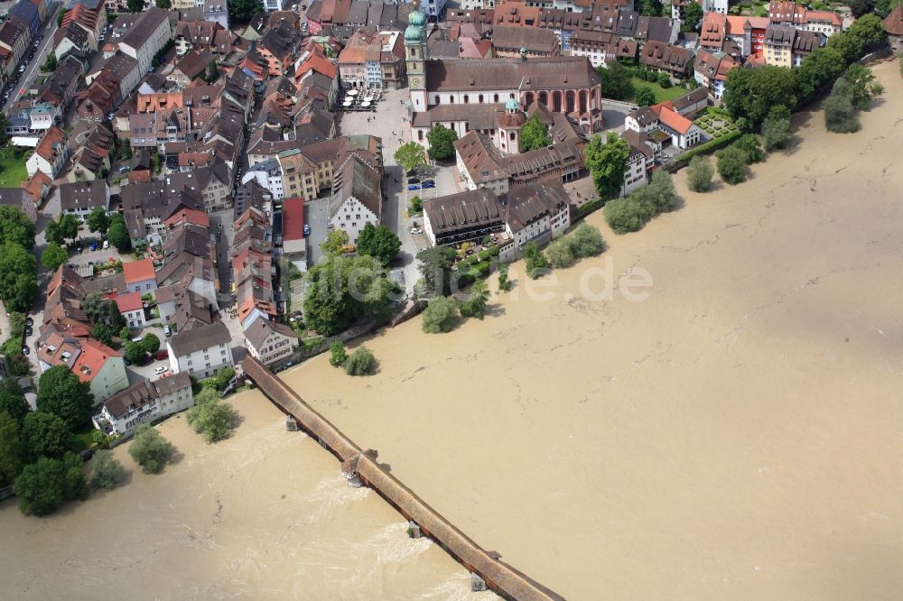 Luftaufnahme Bad Säckingen - Alte Holzbrücke und Fridolinsinsel in Bad Säckingen im Bundesland Baden-Württemberg