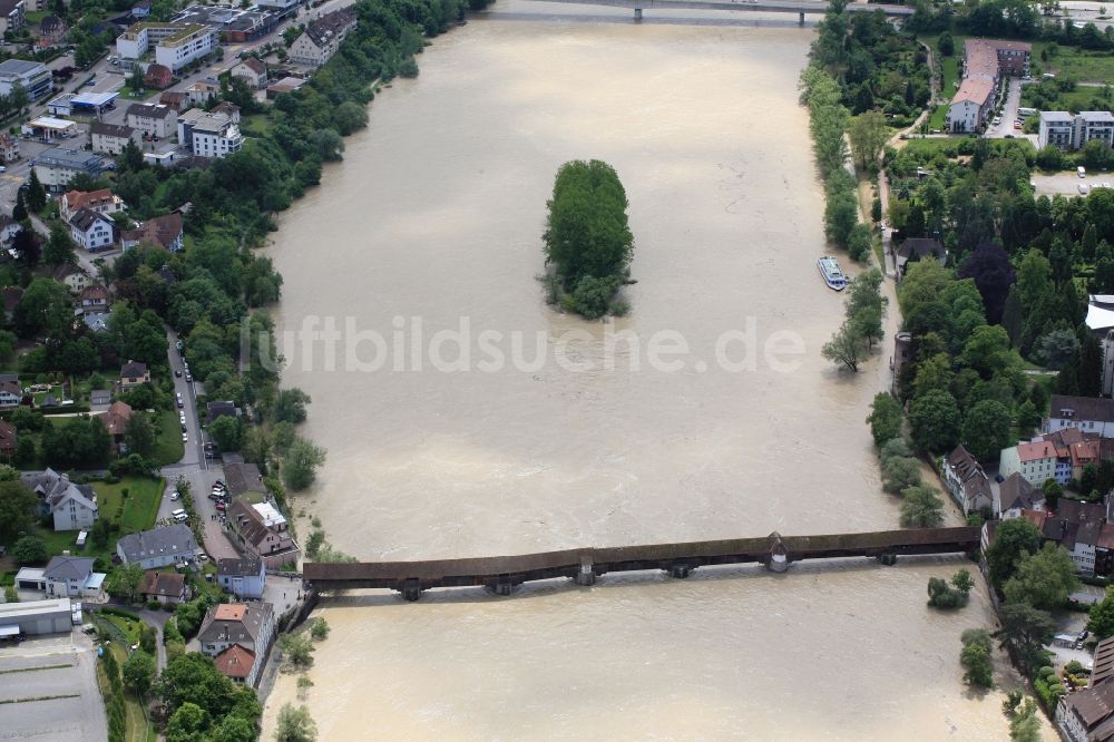 Bad Säckingen aus der Vogelperspektive: Alte Holzbrücke und Fridolinsinsel in Bad Säckingen im Bundesland Baden-Württemberg