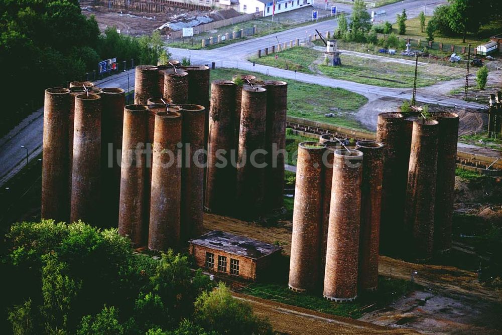 Luftaufnahme Elsterwerda/ Sachsen - Alte Industrieschornsteine als technisches Baudenkmal. Ort: Elsterwerda/ Sachsen Datum: 24.05.2003