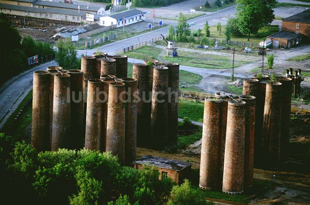 Elsterwerda/ Sachsen von oben - Alte Industrieschornsteine als technisches Baudenkmal. Ort: Elsterwerda/ Sachsen Datum: 24.05.2003