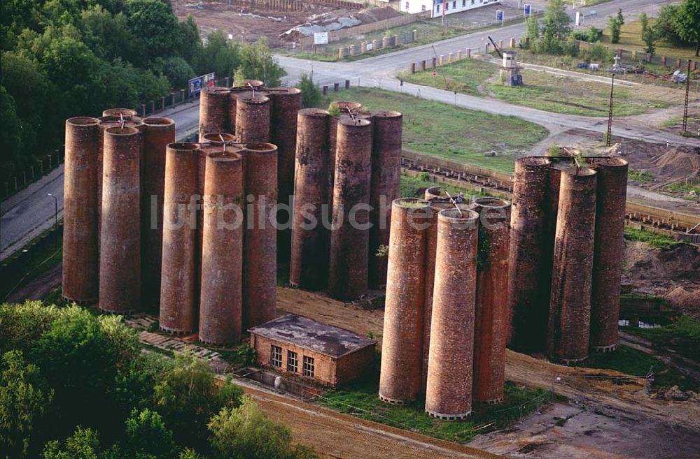 Elsterwerda/ Sachsen aus der Vogelperspektive: Alte Industrieschornsteine als technisches Baudenkmal. Ort: Elsterwerda/ Sachsen Datum: 24.05.2003