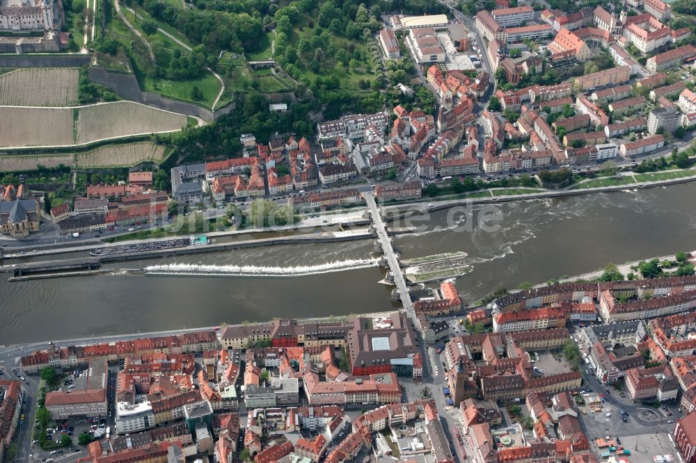 Würzburg von oben - Alte Mainbrücke am Main in der Altstadt in Würzburg im Bundesland Bayern