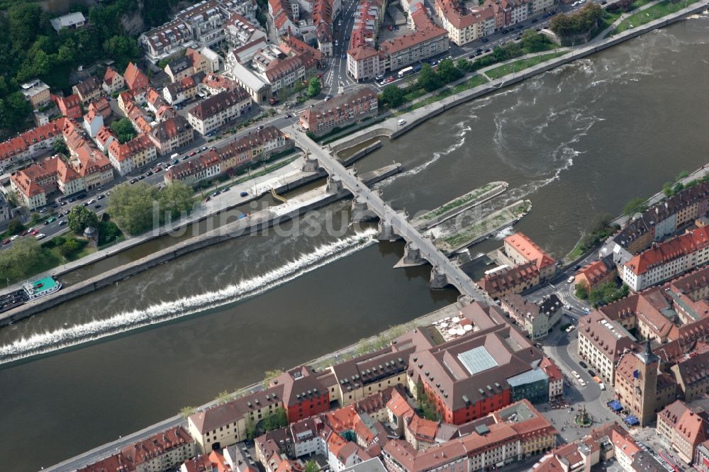 Würzburg aus der Vogelperspektive: Alte Mainbrücke am Main in der Altstadt in Würzburg im Bundesland Bayern