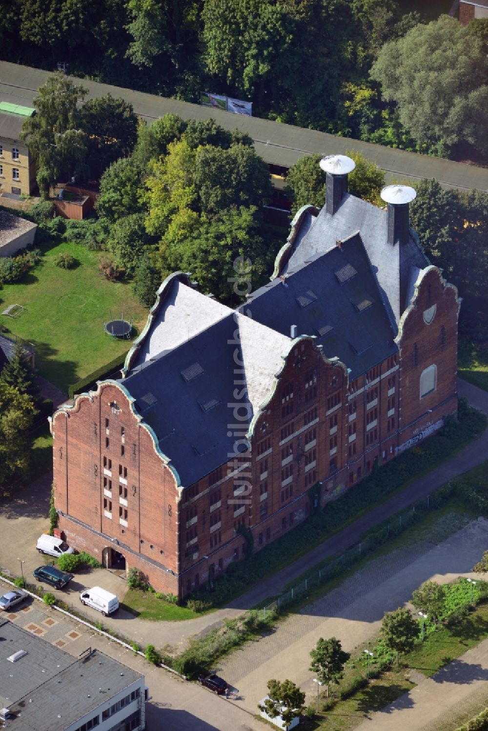 Luftbild Berlin - Alte Mälzerei der ehemaligen Schöneberger Schlossbrauerei im Ortsteil Lichtenrade des Bezirks Tempelhof-Schöneberg in Berlin