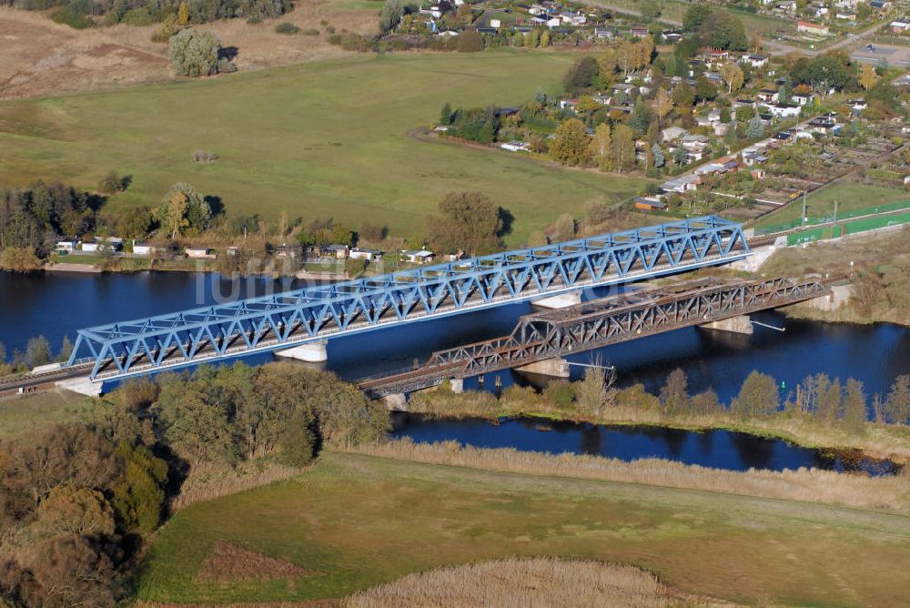 Rathenow von oben - Alte und neue Eisenbahnbrücke in Rathenow im Havelland