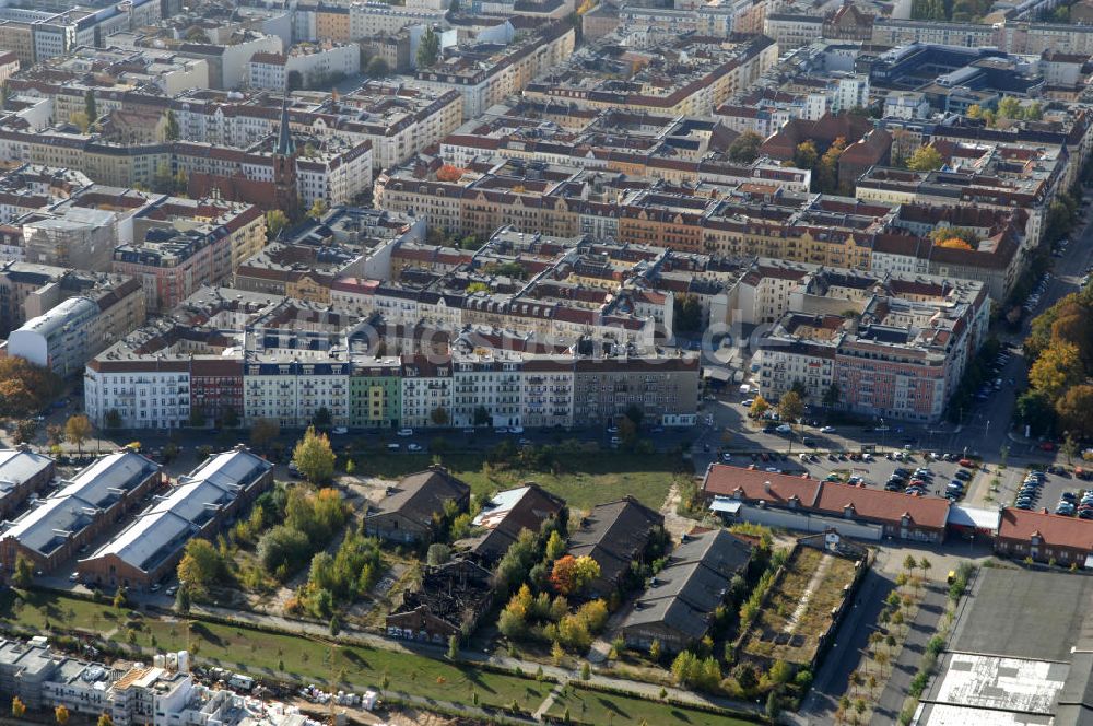 Berlin aus der Vogelperspektive: Alte Schlachthofhallen an der August-Lindemann-Straße in Berlin-Friedrichshain