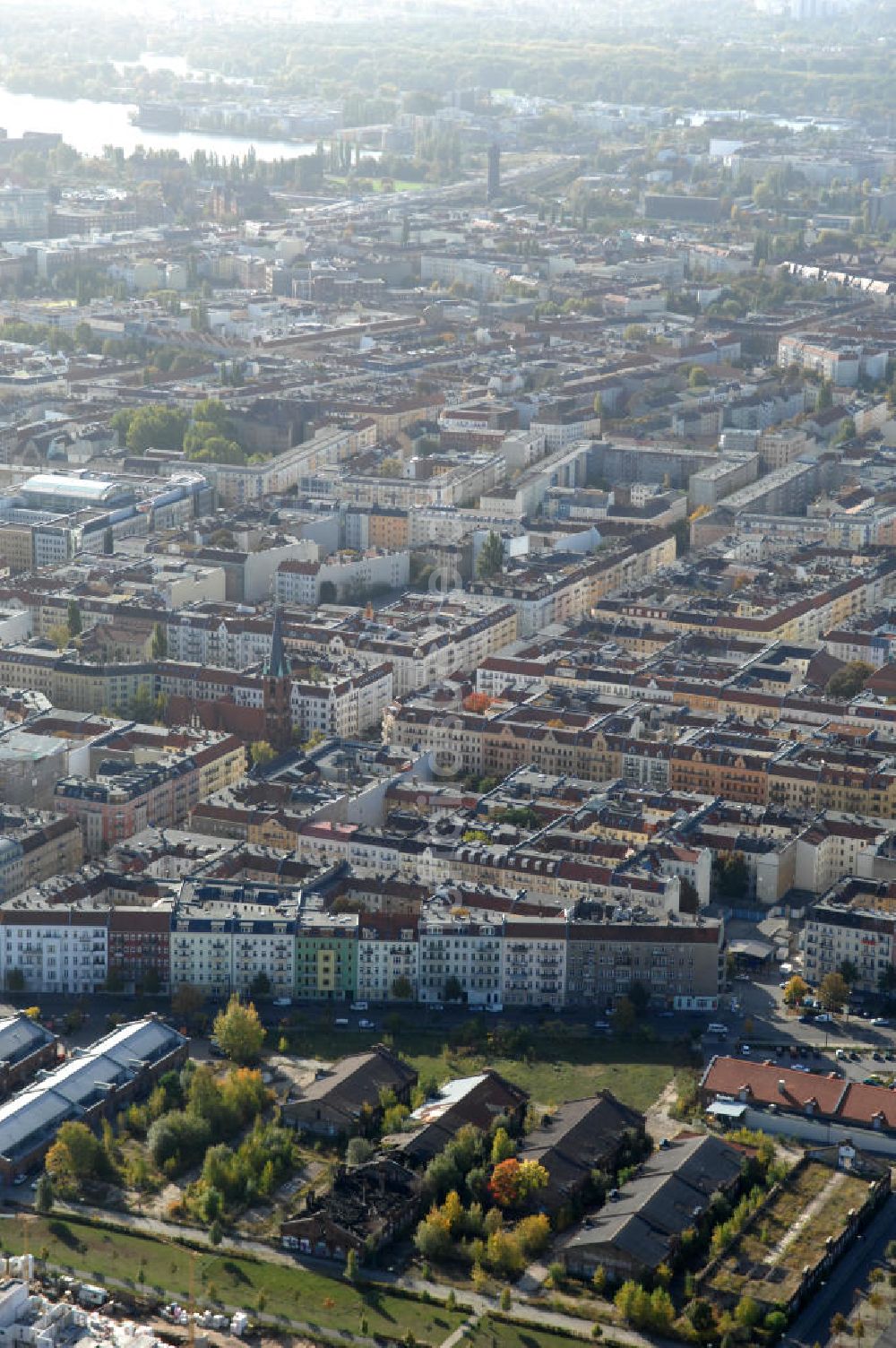 Luftbild Berlin - Alte Schlachthofhallen an der August-Lindemann-Straße in Berlin-Friedrichshain