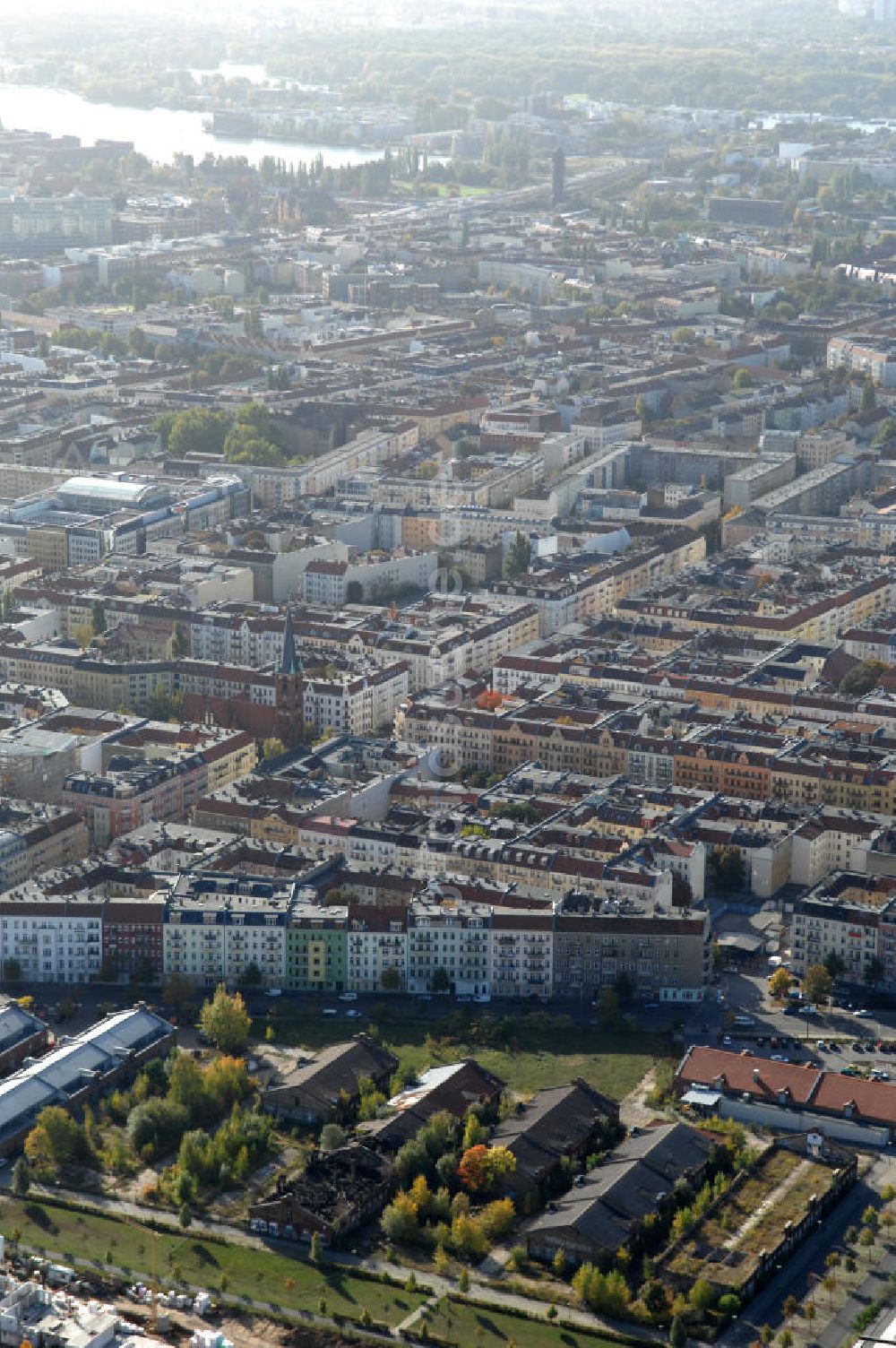 Luftaufnahme Berlin - Alte Schlachthofhallen an der August-Lindemann-Straße in Berlin-Friedrichshain