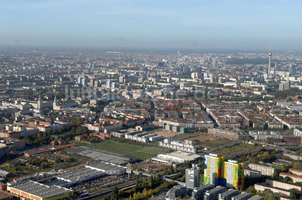 Luftaufnahme Berlin - Alte Schlachthofhallen an der August-Lindemann-Straße in Berlin-Friedrichshain