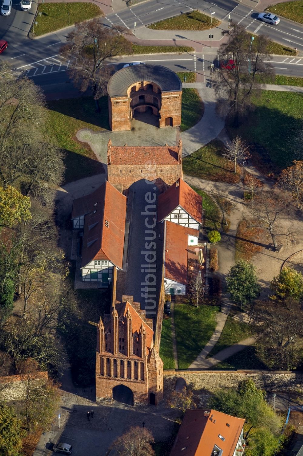 Neubrandenburg von oben - Alte Stadttore an der Stadtmauer im Zentrum der Stadt der vier Tore Neubrandenburg im Bundesland Mecklenburg-Vorpommern