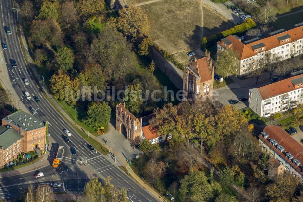 Luftbild Neubrandenburg - Alte Stadttore an der Stadtmauer im Zentrum der Stadt der vier Tore Neubrandenburg im Bundesland Mecklenburg-Vorpommern