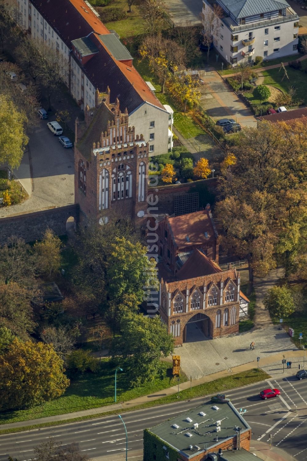 Luftaufnahme Neubrandenburg - Alte Stadttore an der Stadtmauer im Zentrum der Stadt der vier Tore Neubrandenburg im Bundesland Mecklenburg-Vorpommern