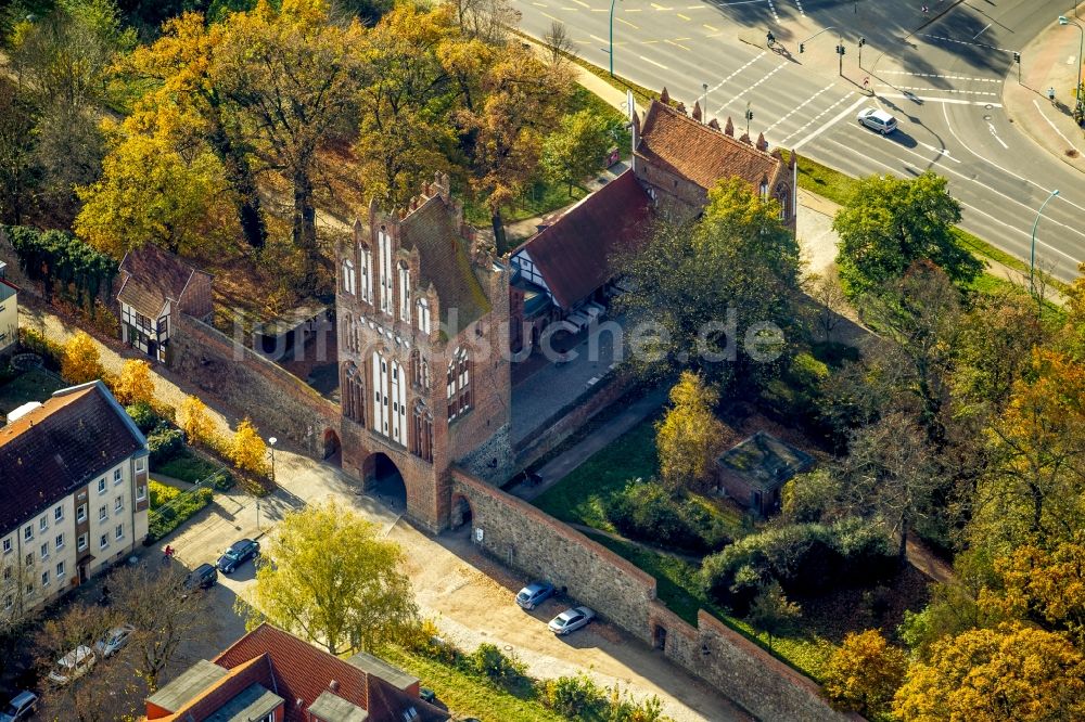 Luftbild Neubrandenburg - Alte Stadttore an der Stadtmauer im Zentrum der Stadt der vier Tore Neubrandenburg im Bundesland Mecklenburg-Vorpommern