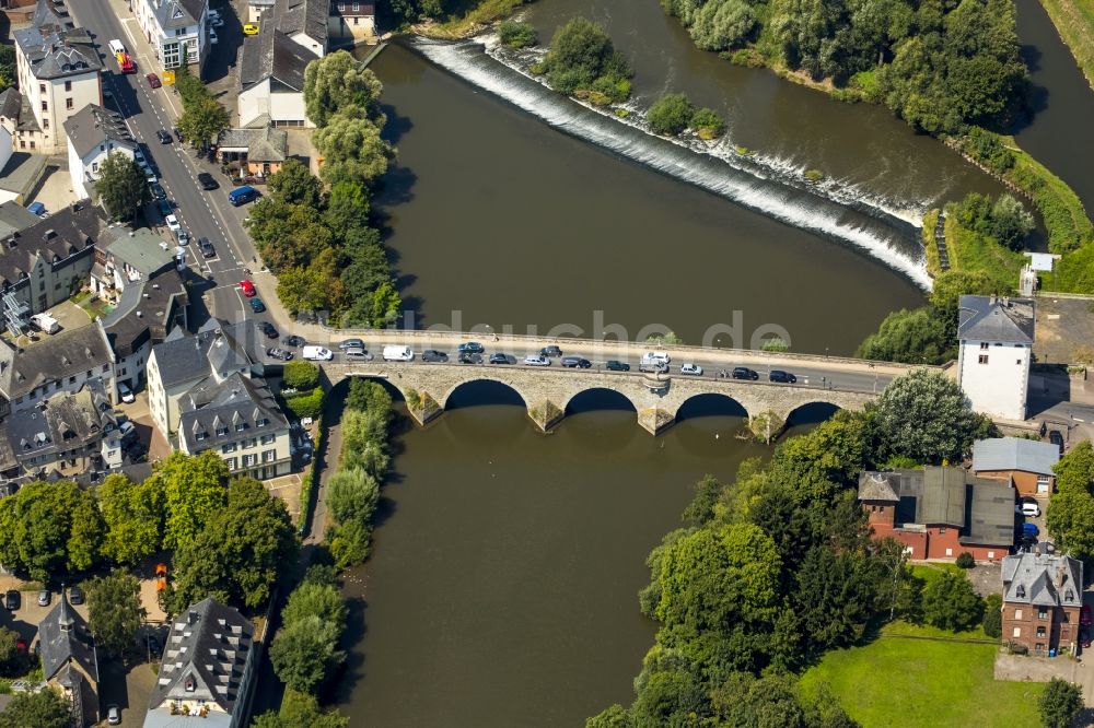 Luftbild Limburg an der Lahn - Alte Straßenbrücke über die Ufer der Lahn in Limburg an der Lahn im Bundesland Hessen