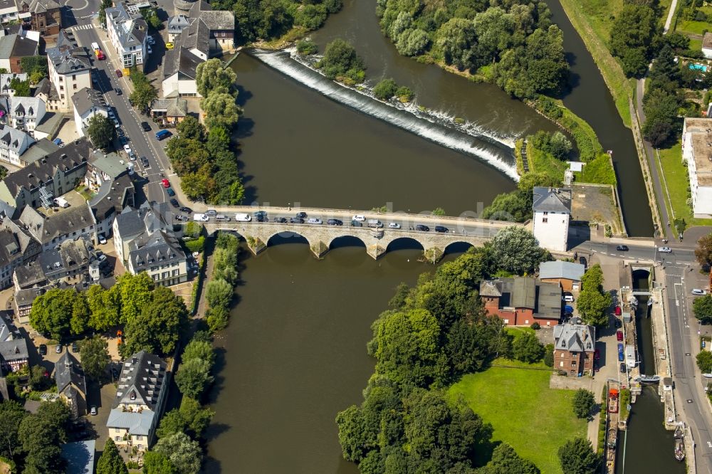 Luftaufnahme Limburg an der Lahn - Alte Straßenbrücke über die Ufer der Lahn in Limburg an der Lahn im Bundesland Hessen