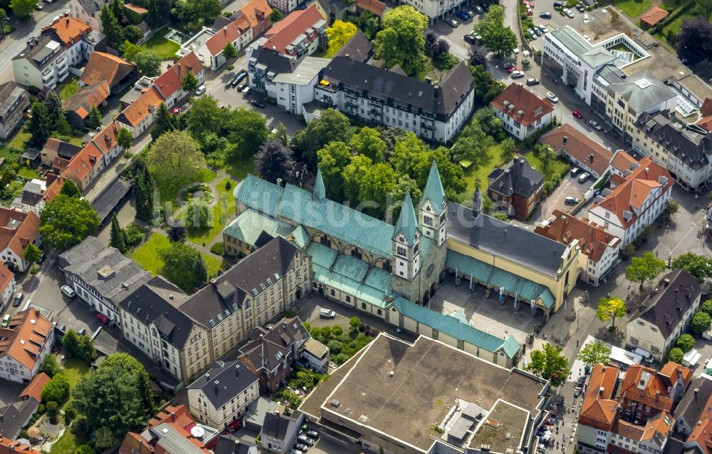 Werl von oben - Alte Wallfahrtskirche und Wallfahrtsbasilika - neuromantische Hallenkirche mit grünen Türmen in Werl im Bundesland Nordrhein-Westfalen