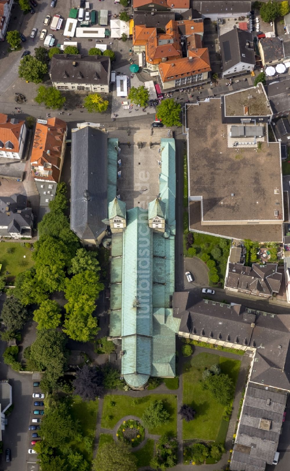 Werl aus der Vogelperspektive: Alte Wallfahrtskirche und Wallfahrtsbasilika - neuromantische Hallenkirche mit grünen Türmen in Werl im Bundesland Nordrhein-Westfalen