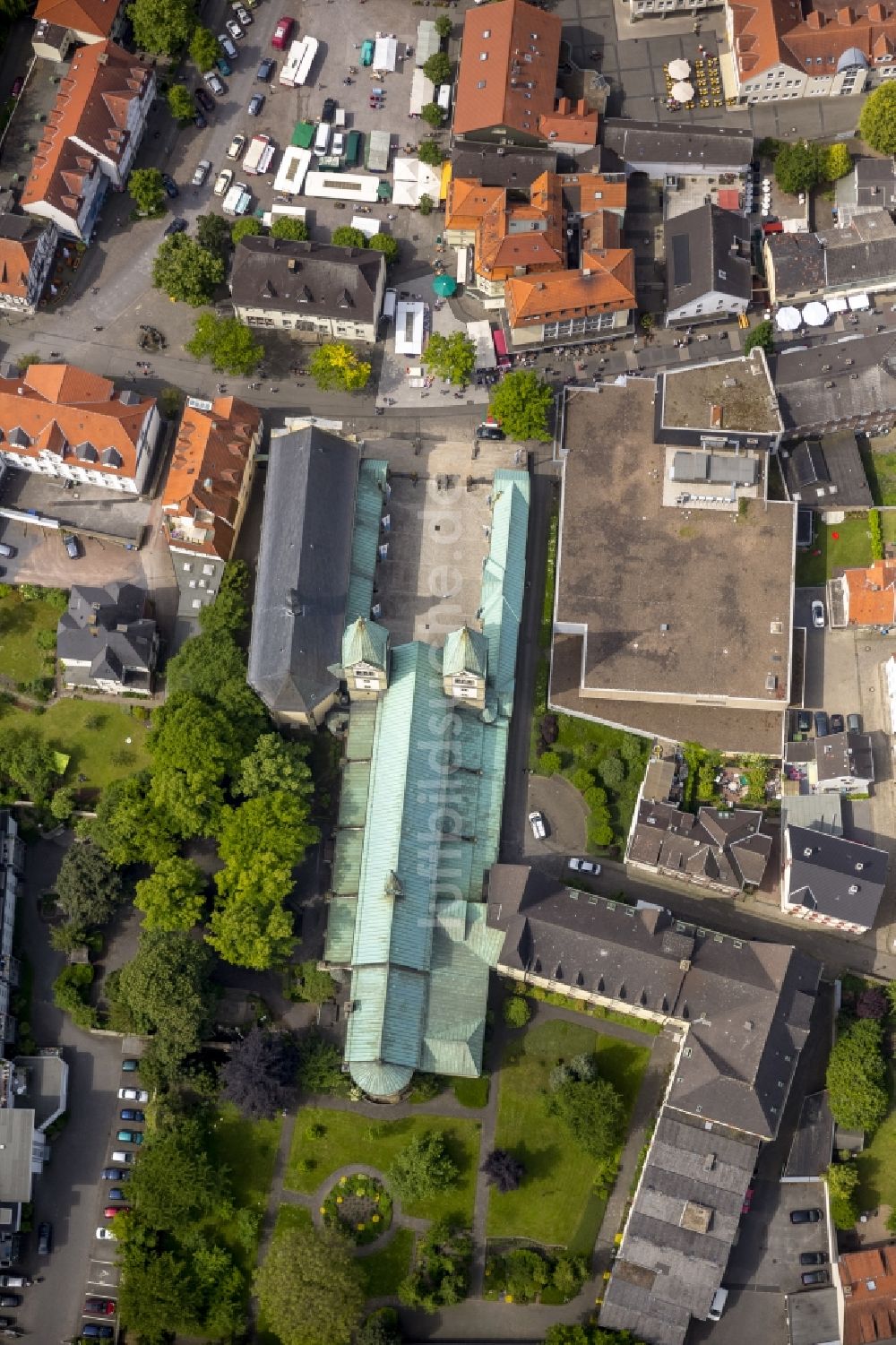 Luftbild Werl - Alte Wallfahrtskirche und Wallfahrtsbasilika - neuromantische Hallenkirche mit grünen Türmen in Werl im Bundesland Nordrhein-Westfalen