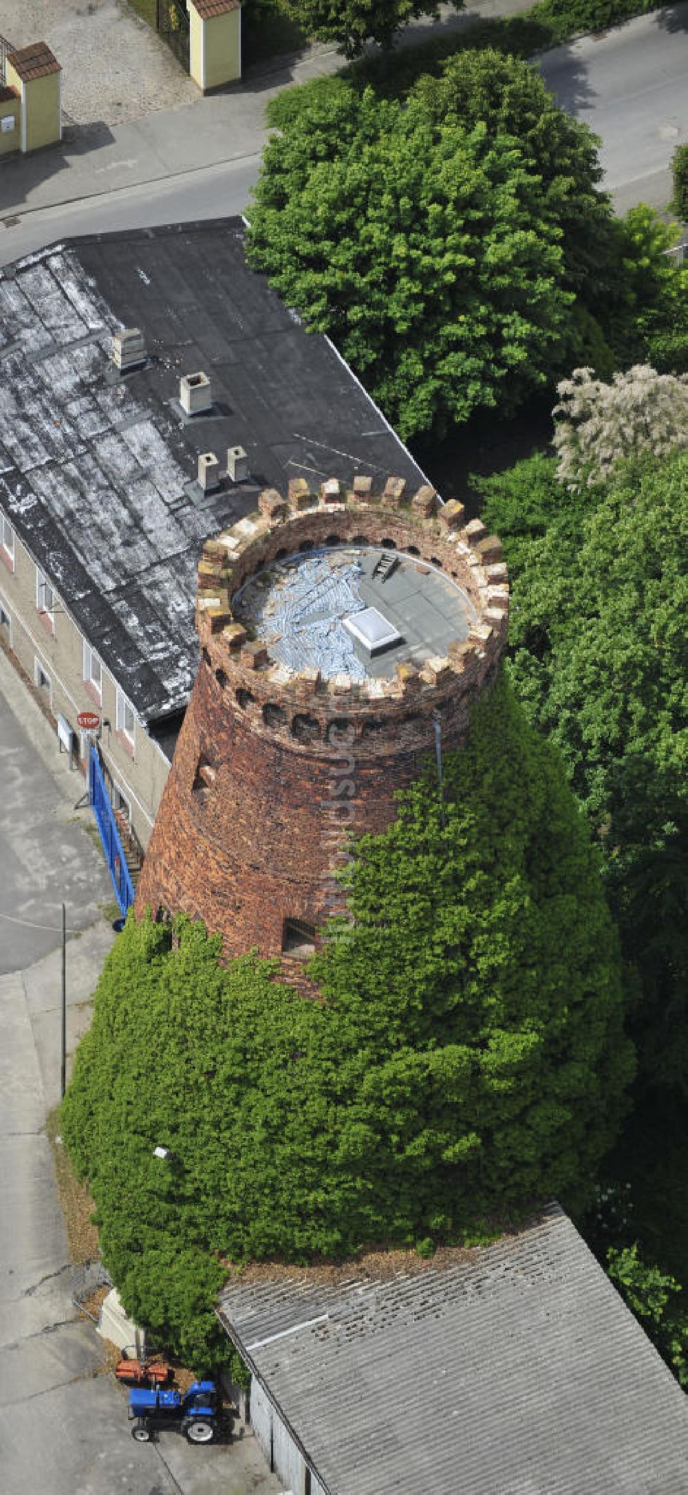 Genthin aus der Vogelperspektive: alte Windmühlenreste in Genthin