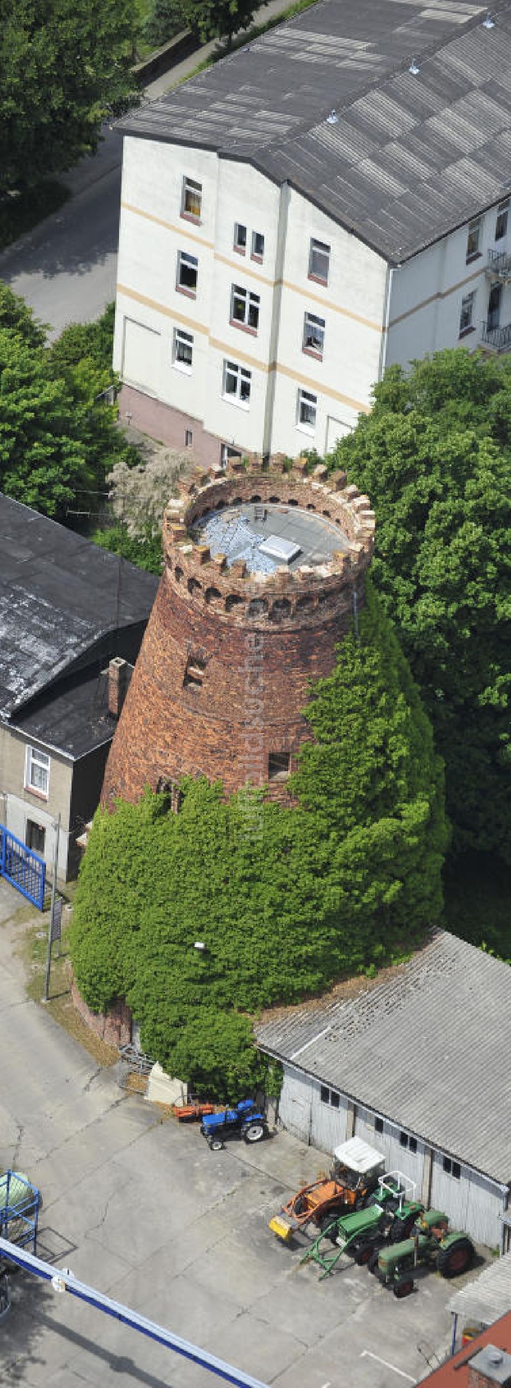 Genthin von oben - alte Windmühlenreste in Genthin