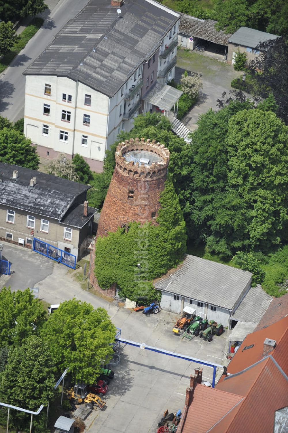 Genthin aus der Vogelperspektive: alte Windmühlenreste in Genthin