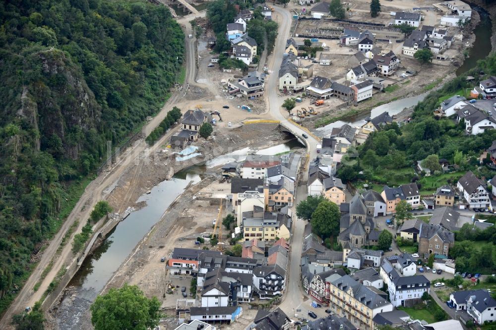 Altenahr von oben - Altenahr nach der Hochwasserkatastrophe im Ahrtal diesen Jahres im Bundesland Rheinland-Pfalz, Deutschland