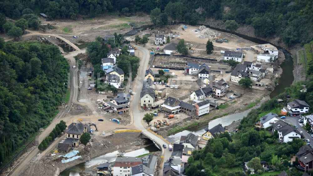 Altenahr aus der Vogelperspektive: Altenahr nach der Hochwasserkatastrophe im Ahrtal diesen Jahres im Bundesland Rheinland-Pfalz, Deutschland