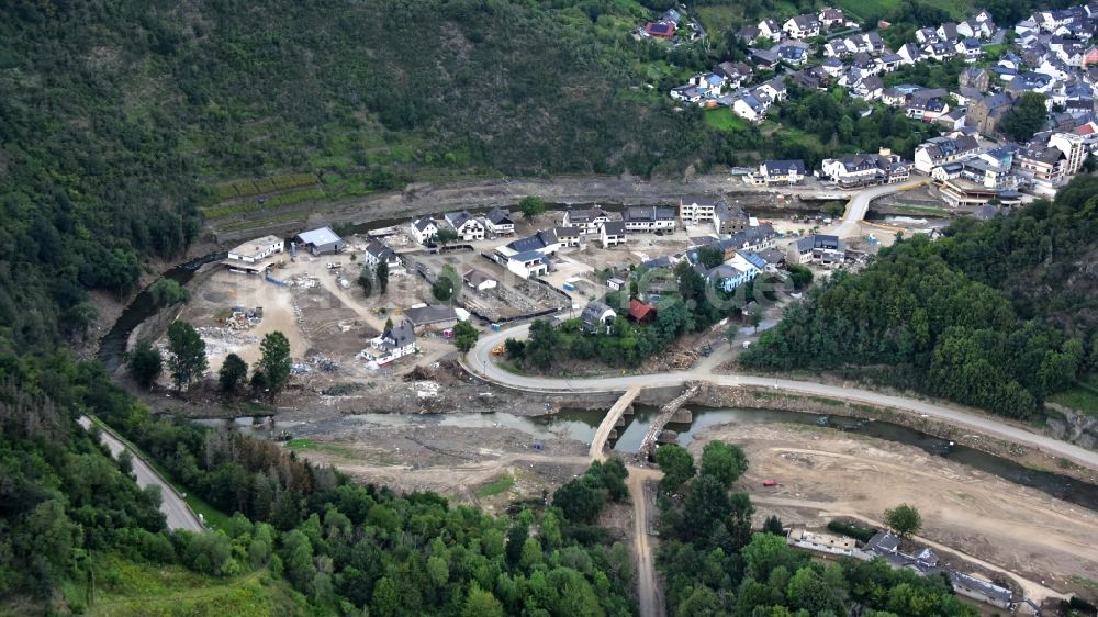 Altenahr von oben - Altenahr nach der Hochwasserkatastrophe im Ahrtal diesen Jahres im Bundesland Rheinland-Pfalz, Deutschland