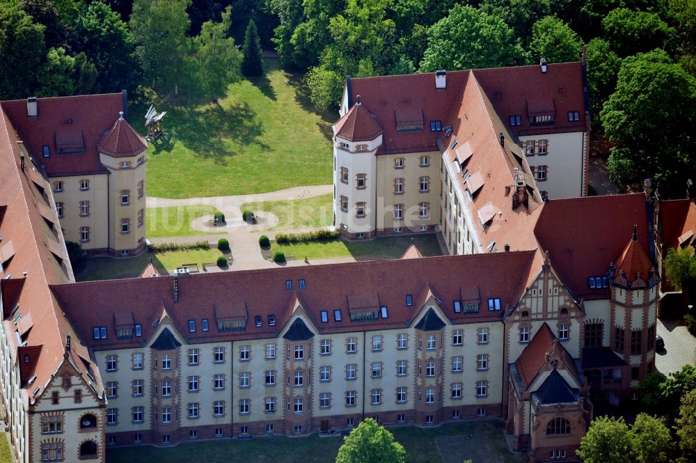 Luftaufnahme Halle an der Saale - Altenpflegeheim im Riebeckpark in Halle / Saale im Bundesland Sachsen-Anhalt