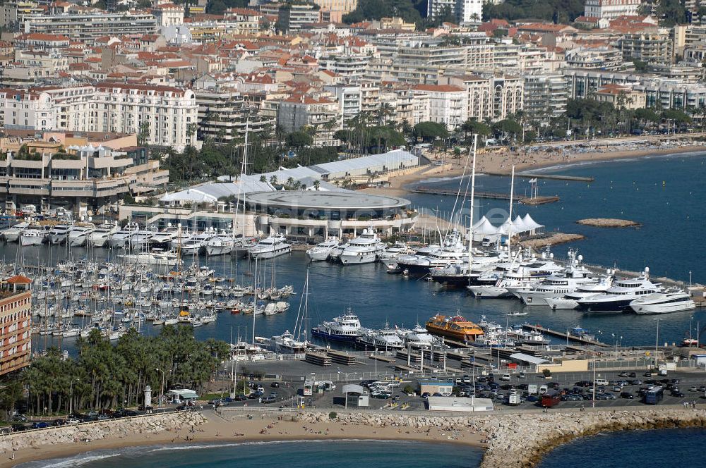 Cannes aus der Vogelperspektive: Alter Hafen und Palais de Festivals et des Congrès von Cannes in Frankreich