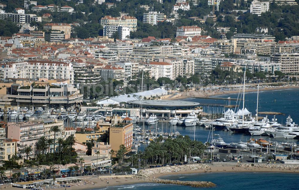 Cannes von oben - Alter Hafen und Palais de Festivals et des Congrès von Cannes in Frankreich