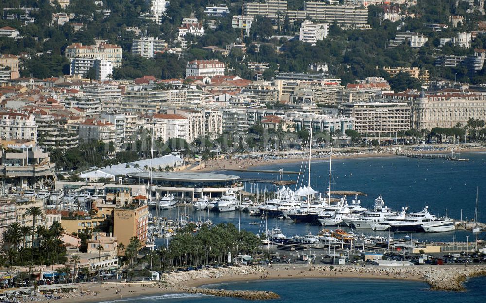 Luftaufnahme Cannes - Alter Hafen und Plage de la Croisette von Cannes in Frankreich