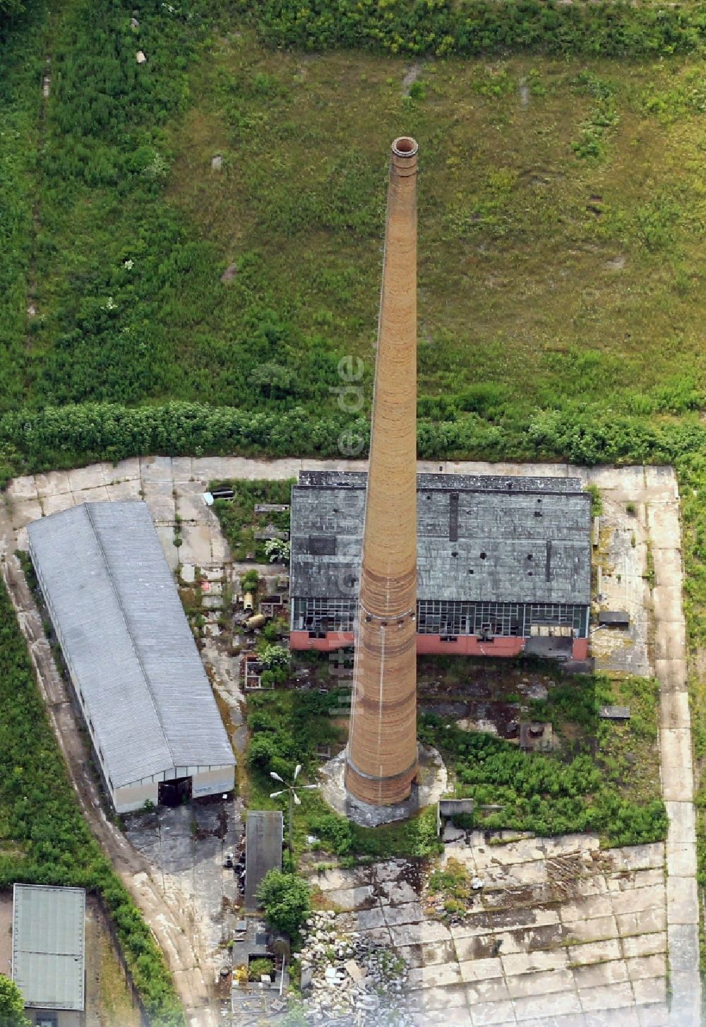 Luftbild Eisenach - Alter Schornstein auf einer Industriebrache in Eisenach im Bundesland Thüringen