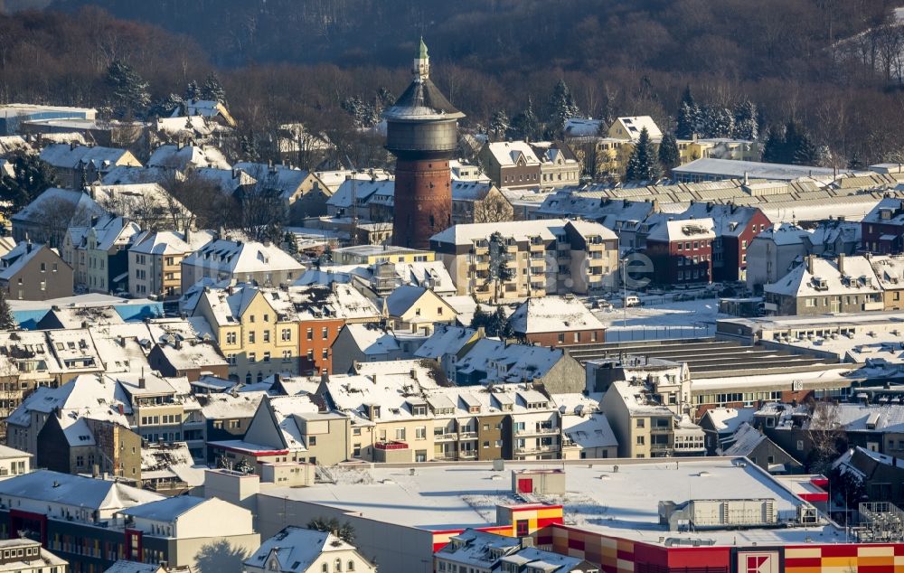 Velbert von oben - Alter Wasserturm und Stadtansicht des winterlich verschneiten Velbert im Bundesland Nordrhein-Westfalen