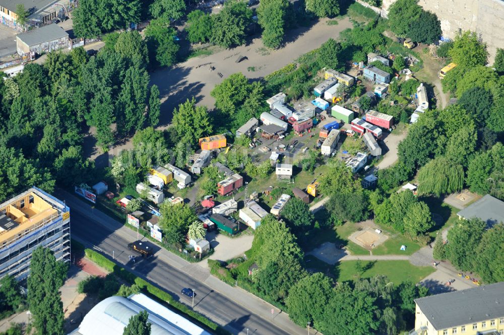 Luftaufnahme Berlin - Alternativer Campingplatz und Wagenburg - Gelände in Berlin, Deutschland