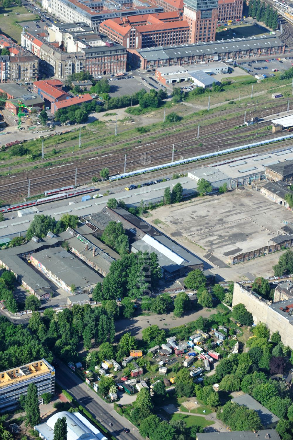 Berlin aus der Vogelperspektive: Alternativer Campingplatz und Wagenburg - Gelände in Berlin, Deutschland