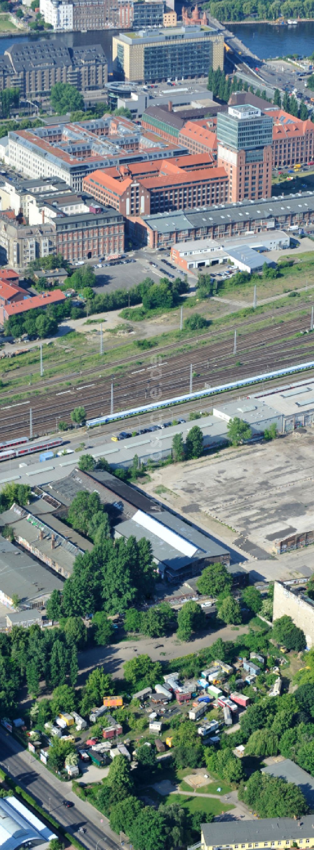 Luftbild Berlin - Alternativer Campingplatz und Wagenburg - Gelände in Berlin, Deutschland