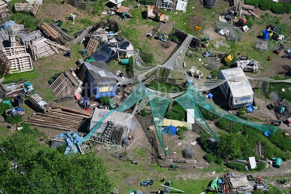 Blumberg von oben - Alternativer Campingplatz und Wagenburg - Gelände in Blumberg im Bundesland Brandenburg, Deutschland