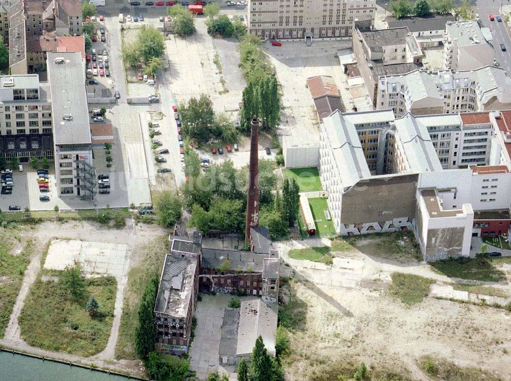 Luftaufnahme Berlin - Altes Firmenanwesen in der Köpenicker Straße 50-52 in Berlin - Mitte.