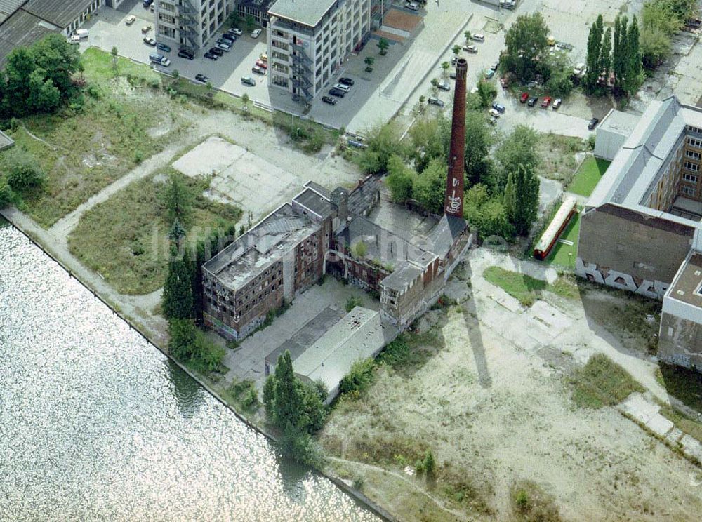 Berlin aus der Vogelperspektive: Altes Firmenanwesen in der Köpenicker Straße 50-52 in Berlin - Mitte.